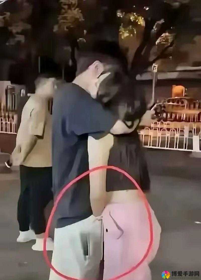 男人伸手直接触及坤坤且毫无遮挡的惊人画面
