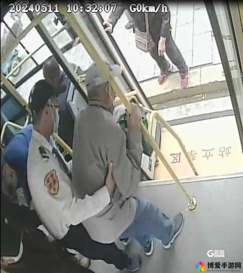 公交车上强摁行为伴随开腿呻吟令人震惊
