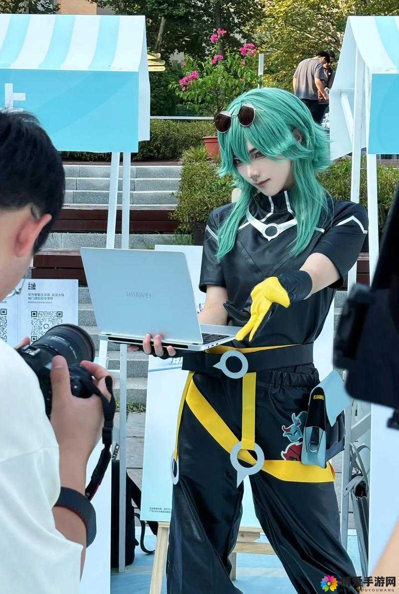 虚荣，游戏中的策略与荣耀——以小贱辅助女警carry全场为核心探讨