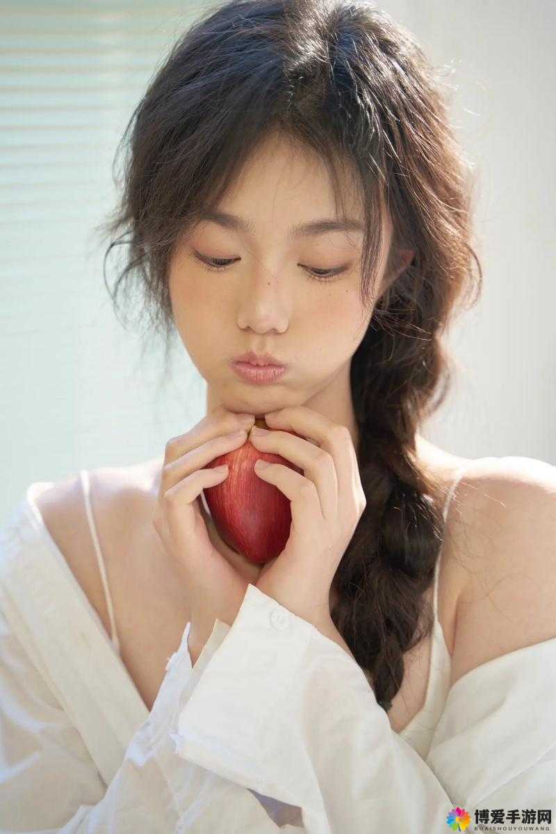17 岁女孩躺在父亲腿上睡觉好吗：这种行为是否合适引发思考