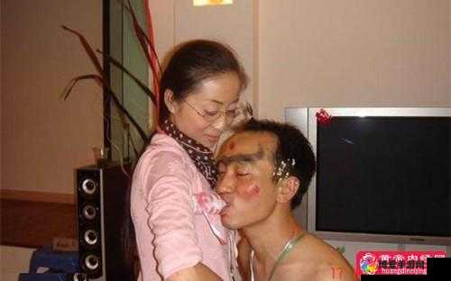 ：小雪的奶头：客人的吸吮痕迹
