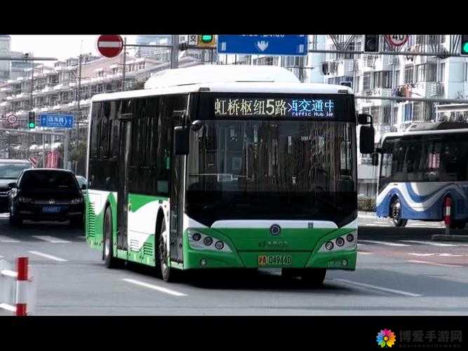 在公交车后面被 C 了一天：意外的激情之旅