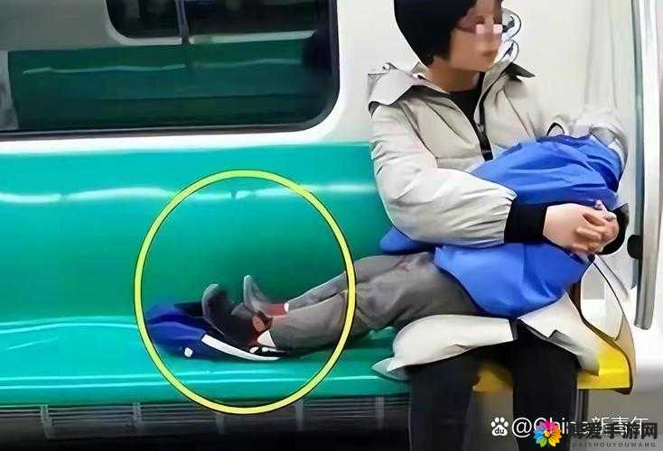 公交车上：强摁开腿呻吟，男女行为引争议：是道德沦丧还是人性扭曲？