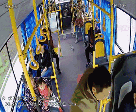 公交车急刹车正好掩盖我进入导致后面发生了一系列意想不到的事情