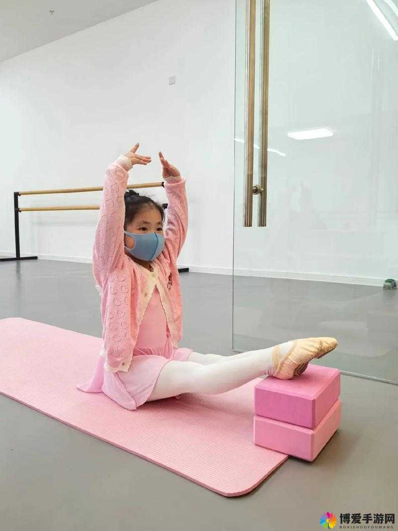 舞蹈生带着小玩具练芭蕾：这是一种怎样独特的训练方式
