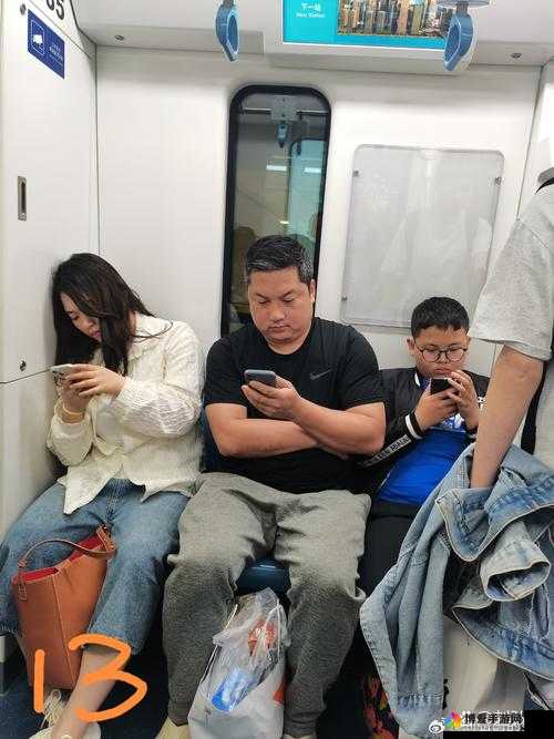 在拥挤的公交车上：探寻人性的边缘