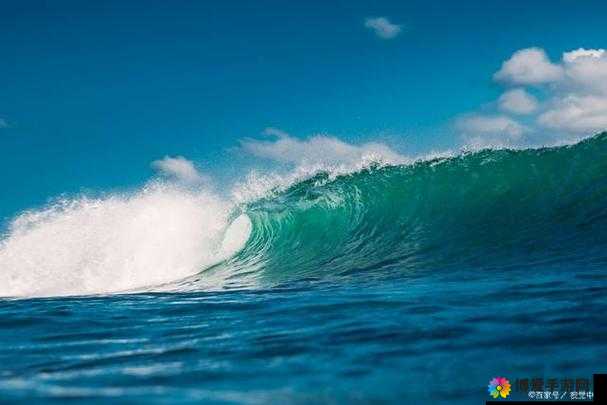 浪花一阵接一阵地涌了过来仿佛千军万马奔腾不息