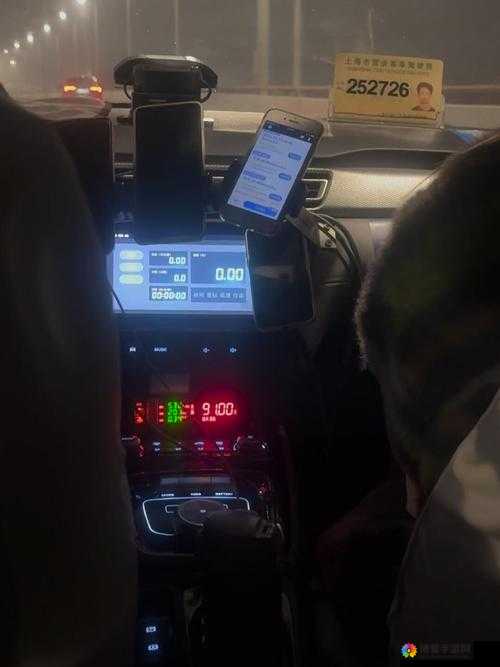 出租车夜班工作的不简单：挑战与坚守
