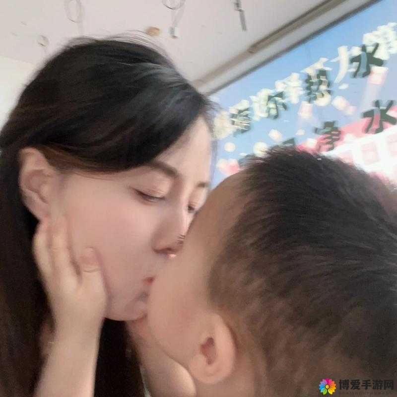 亲亲妈妈抱抱妈妈原唱完整版：温馨亲子情感的动人演绎