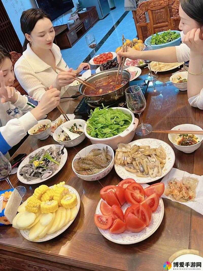 和朋友夫妻一起出去旅游住在一起：难忘的四人同行时光