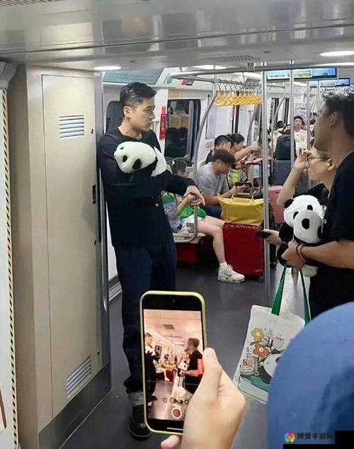 外出佩戴小玩具坐地铁：这种行为究竟合不合适