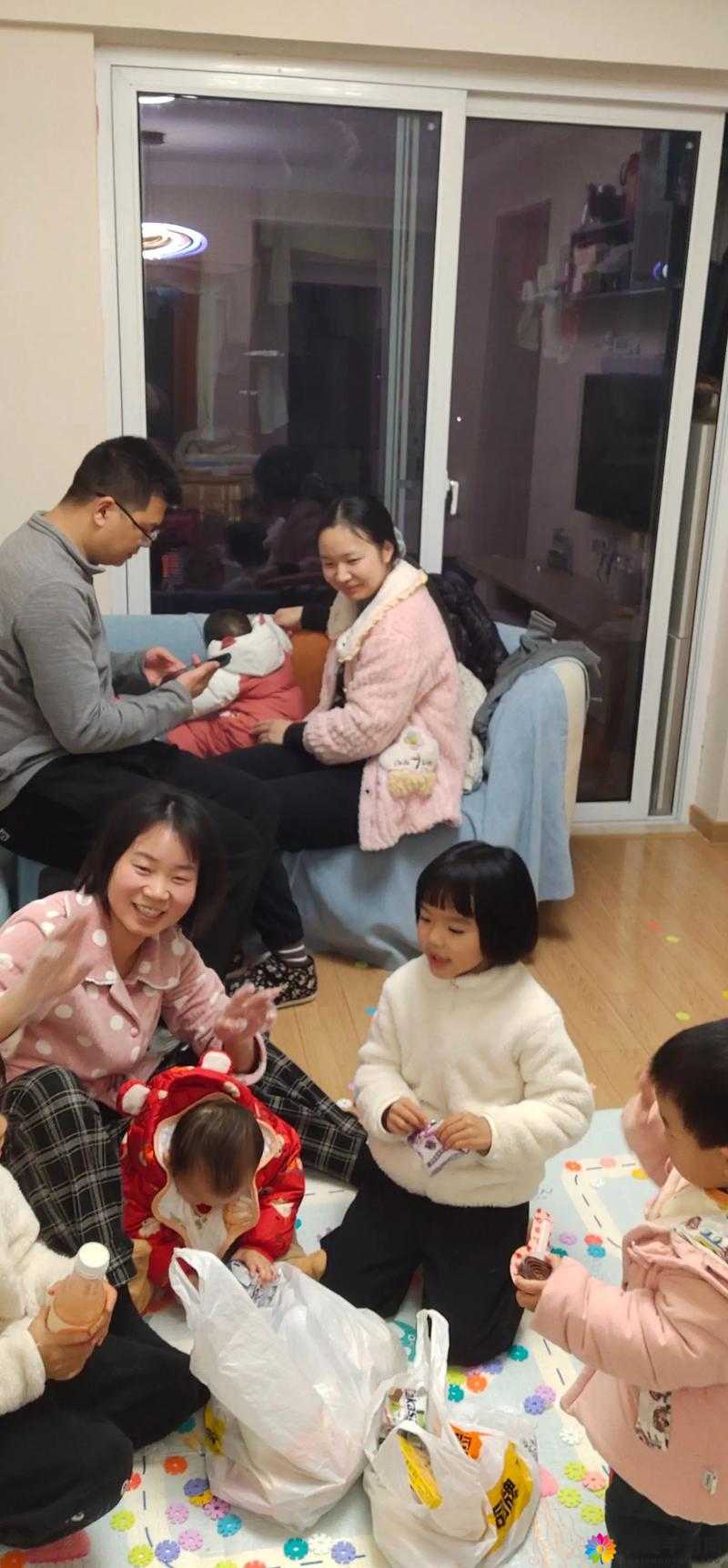 小孩喂姐姐吃困吧：温馨瞬间展现纯真无邪的亲情时刻