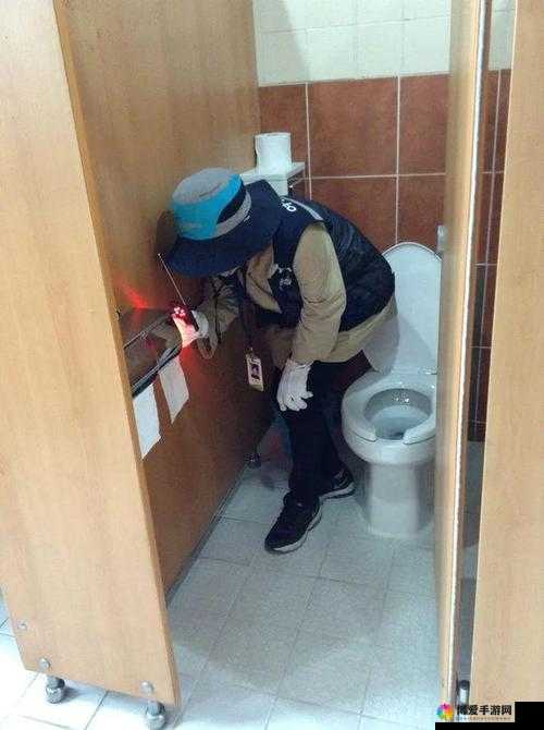 靓女偷窥：女厕中的浓密毛，是隐私还是诱惑？