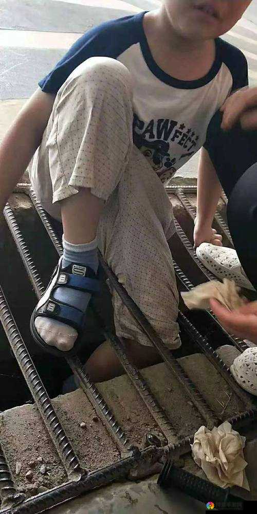 小女孩叉开腿后肛门微开是正常的生理现象吗？