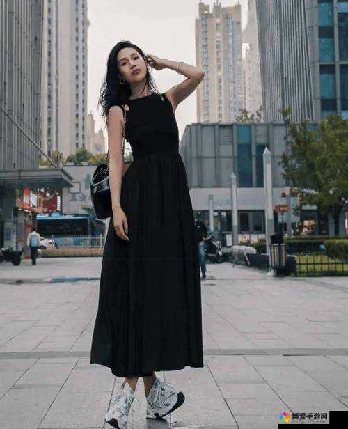 裙子里面就该什么也别穿尽显独特魅力与随性