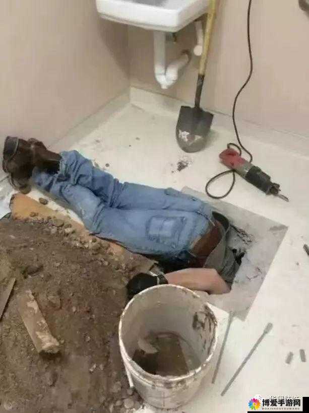几个装修工人把我压在茶几:令人震惊的意外事件