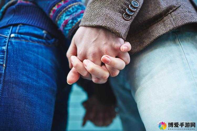 两对夫妻结伴同行，互换旅程共享美好时光