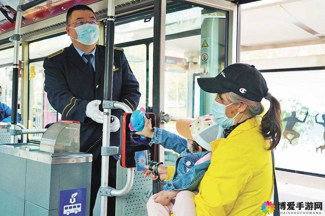 售票员小雪认真细致地查票工作日常