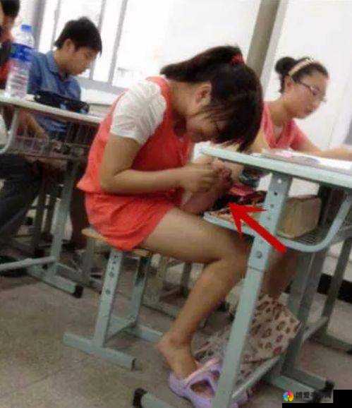 美女抠逼足控：一种独特的性癖好引发的争议