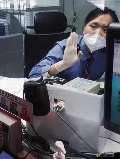 暖心的售票员：检票时不忘提醒乘客注意安全