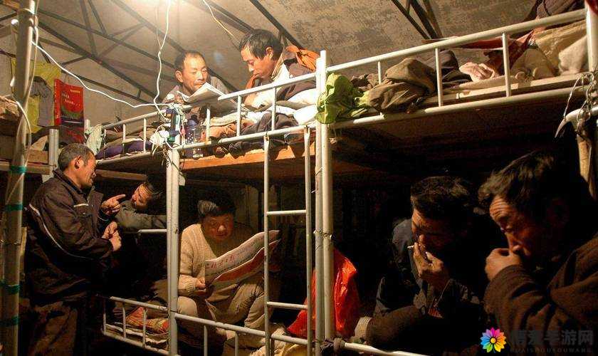 农民工工棚内嫖妓被拍，画面不堪入目：性、成年人、伦理交织的现实写照