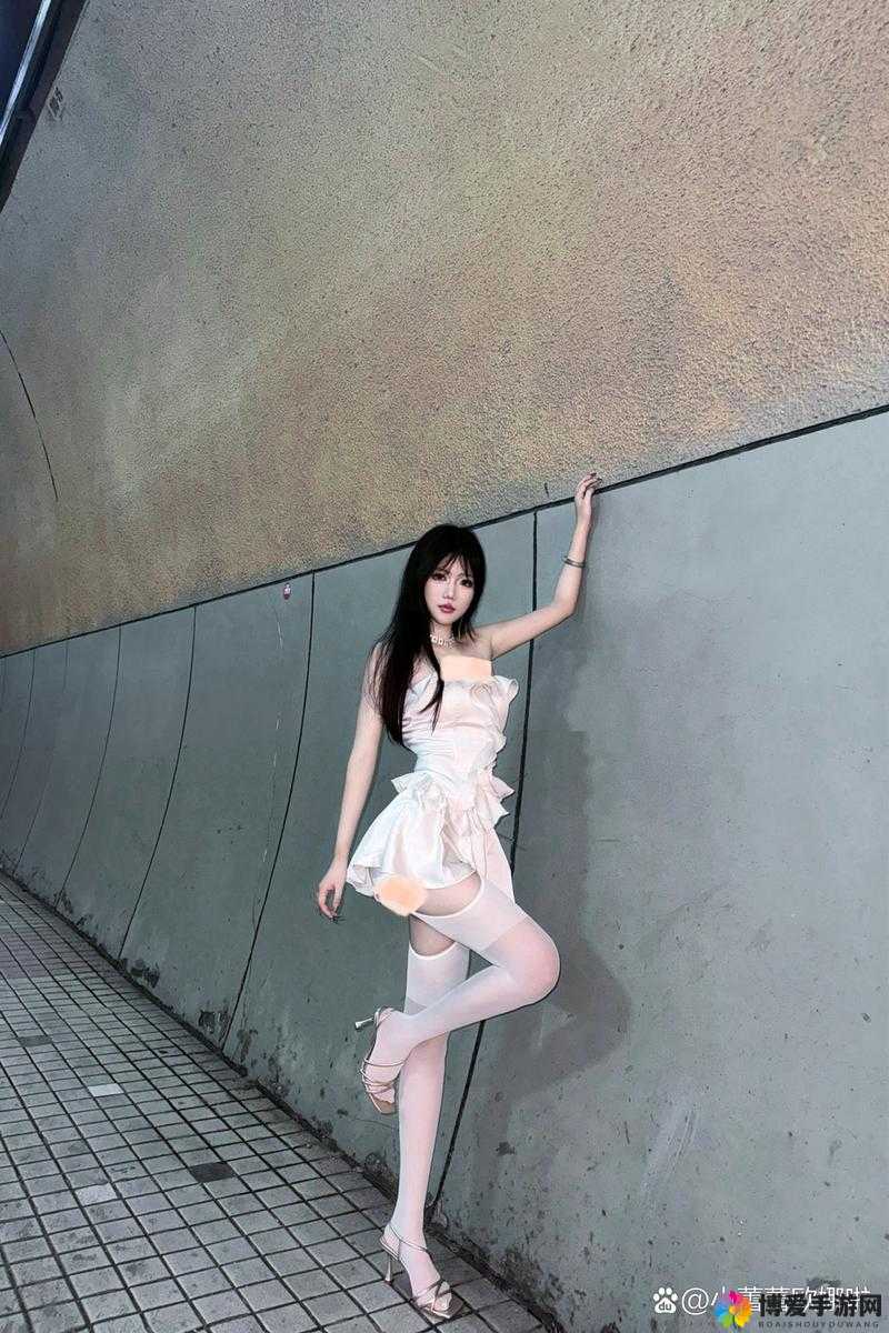 FXX 调教室白丝 M 开腿单脚吊的独特视觉冲击