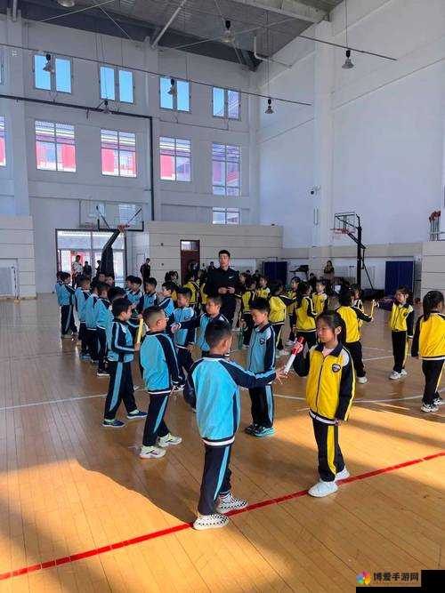 体育老师授课精彩，整节课充满活力与激情