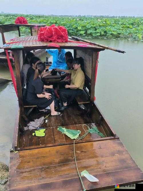 老人船上弄雨荷的故事情节如何展开：一段引人入胜的传奇历程