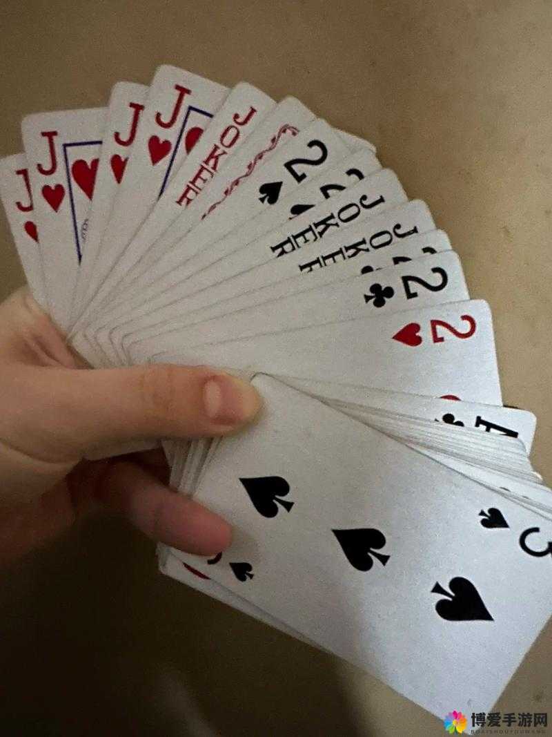 打扑克牌又疼又叫：为何会出现这种奇特现象呢