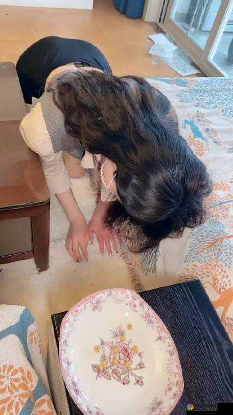 女仆跪地服务：客人的特殊享受