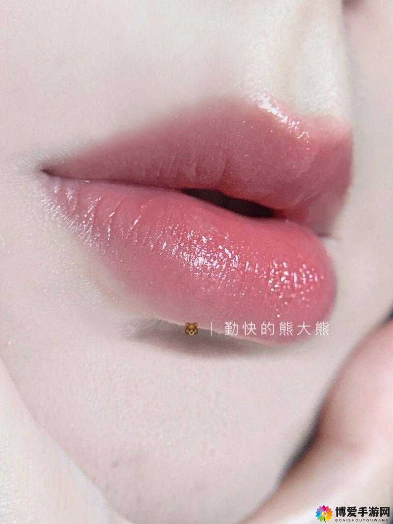 YSL 小金管水蜜桃色，打造纯欲感满分的甜美妆容