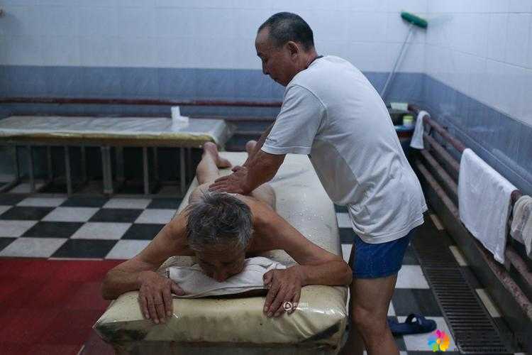 2022GAY 搓澡工澡堂：澡堂里的别样人生