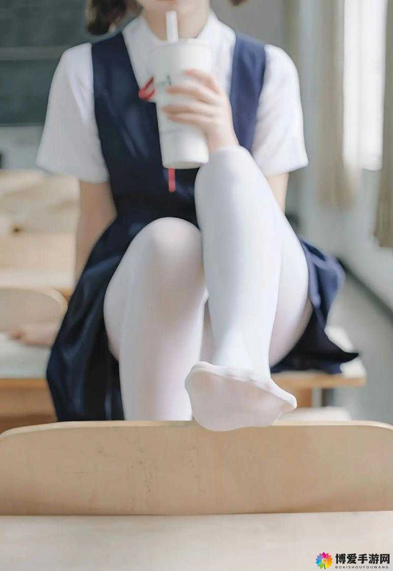 白丝校花美腿诱人：清纯校花的私密时刻