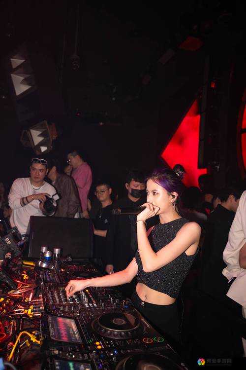 震撼现场直击：DJ 女的如此激情演绎，你绝对想不到