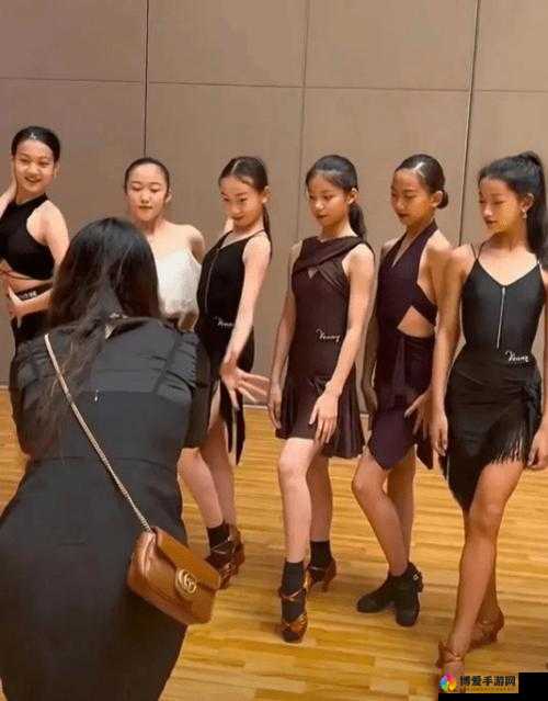 拉丁舞女生为男生处理反应，是低俗还是真爱？