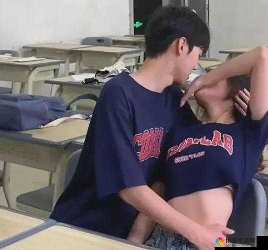 一个添下面二个吃奶视频：二女同时为一男添下面吃奶