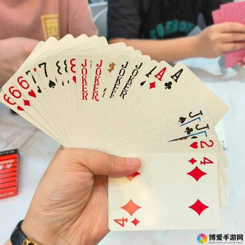 在厨房玩扑克：别样的刺激体验，又疼又叫的挑战