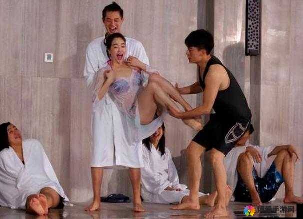校花公然扒开供男人尽情玩乐：这究竟是何荒唐行径