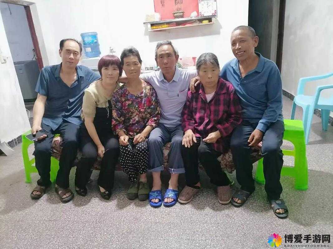 全部老头和老太都齐聚一堂共享欢乐时光