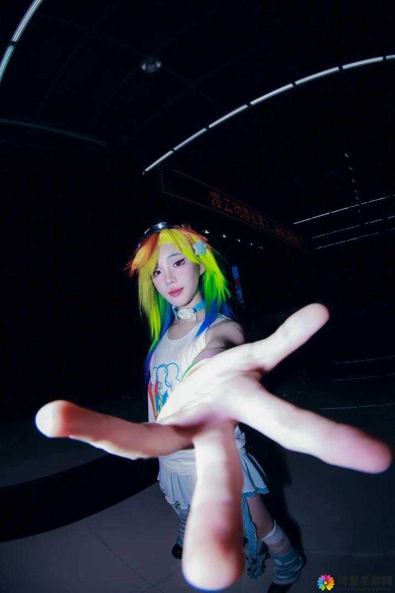 美女自扣引发的独特视觉与心理冲击探讨