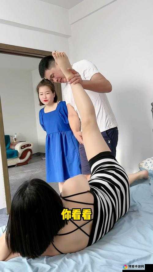 欣赏大白屁股的奇妙视角：四个并排撅起的圆润与魅力