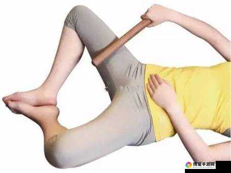 手下滑向大腿内侧后再缓缓抚摸膝盖然后轻轻敲击小腿