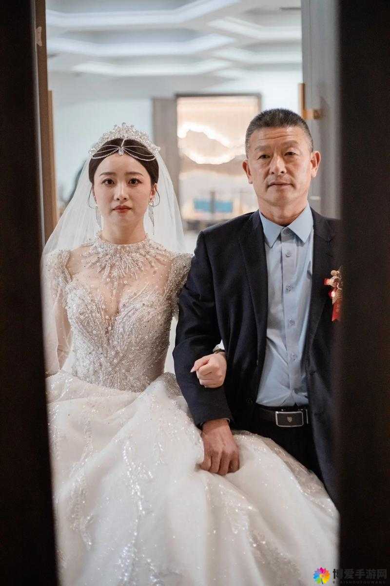 女儿给船上父亲送饭：一份饱含亲情与牵挂的温暖传递