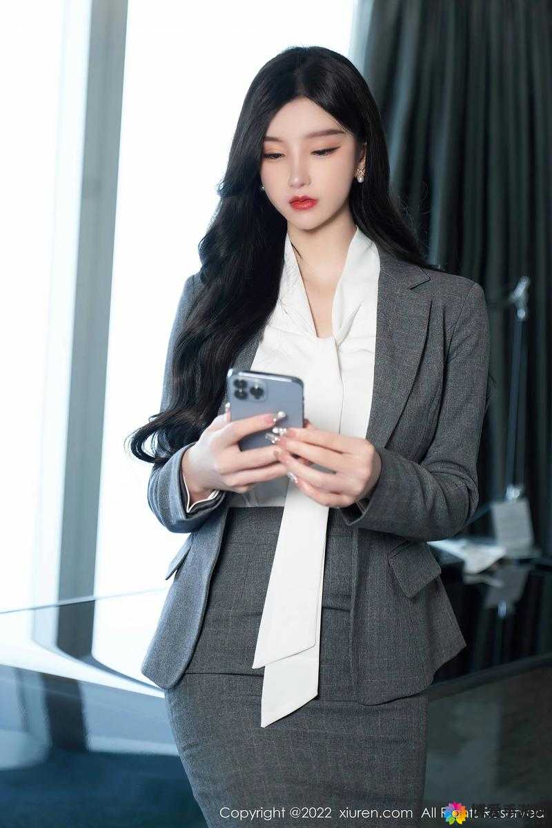 亚洲娇小的她：霸道与娇小的极致碰撞