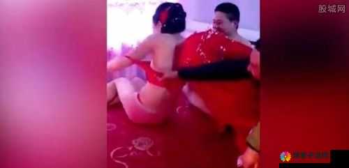 少妇蹲下双腿张开裙底春光乍泄：低俗营销何时休？