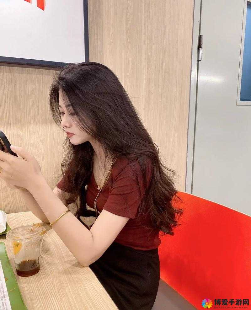 激情少妇的 3P 盛宴：狂野与浪漫的交织