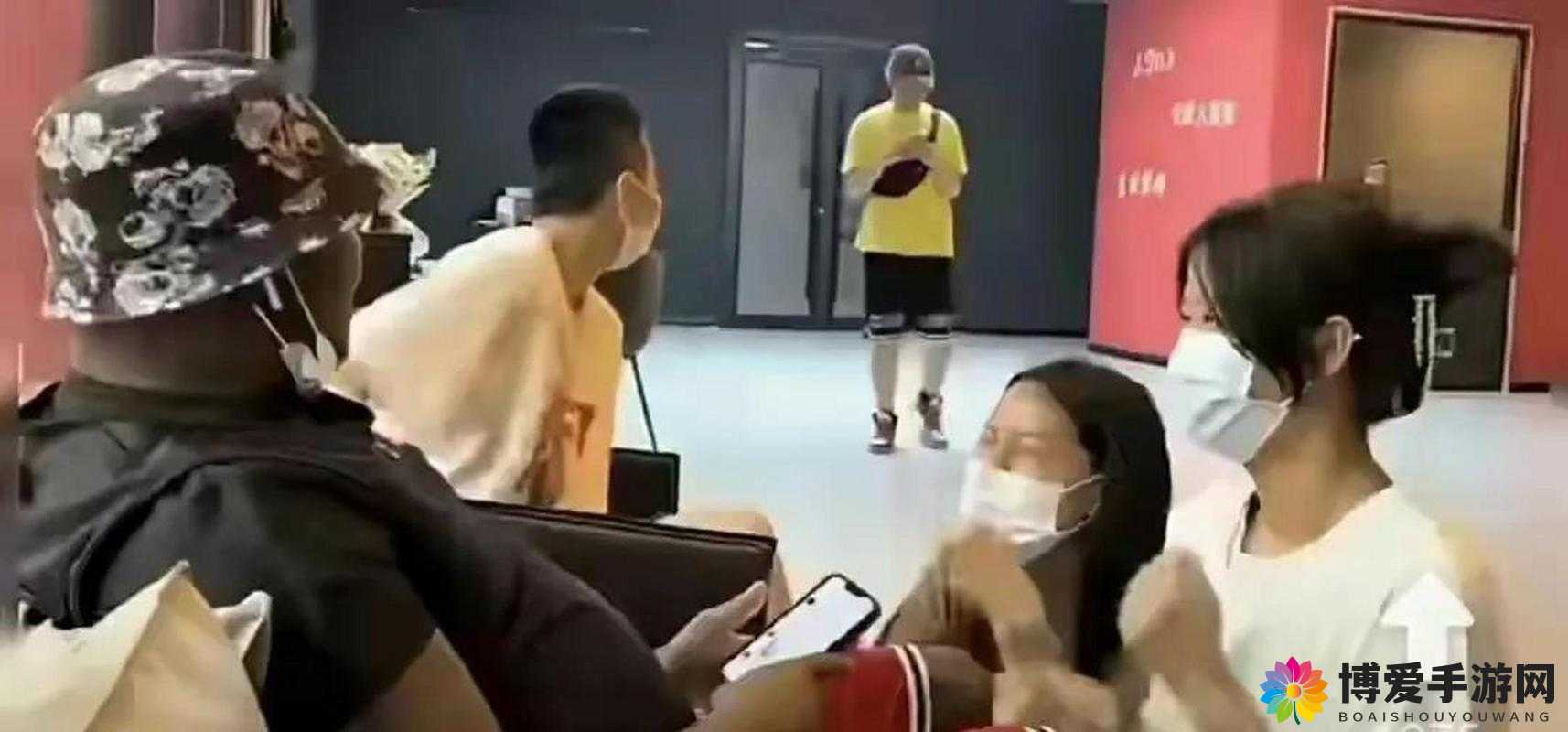 女子跪地取悦黑人：是谄媚还是歧视？