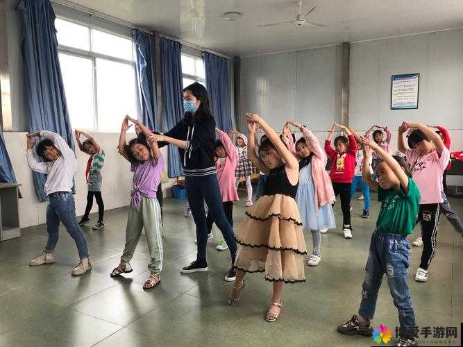 舞蹈课前女生帮男生解决困难后一起快乐地开始上课