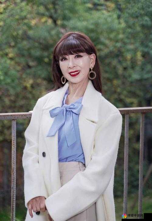 90 岁肥老奶奶穿毛毛外套走红网络：岁月从不败美人