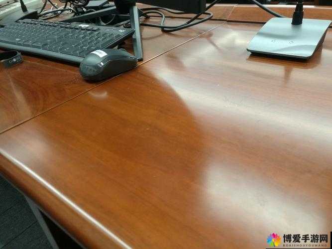 开会时桌子下躲人帮你解决之背后的秘密与故事